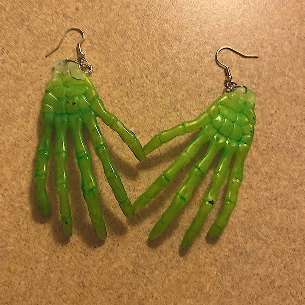 Green skeleton hands earrings💚✨💀